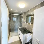 アパート Luxury Mit Grossem Bett Und Schlafsofa Luxurioes Ausgestattet Mit Schoene Terrasse Und Garten!