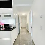 Luxury Mit Grossem Bett Und Schlafsofa Luxurioes Ausgestattet Mit Schoene Terrasse Und Garten! Gießen