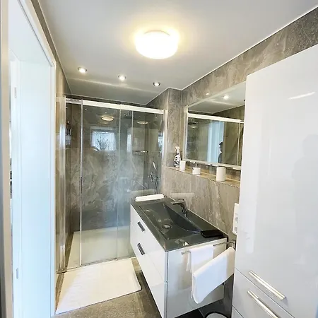 Apartment Luxury Mit Grossem Bett Und Schlafsofa Luxurioes Ausgestattet Mit Schoene Terrasse Und Garten!