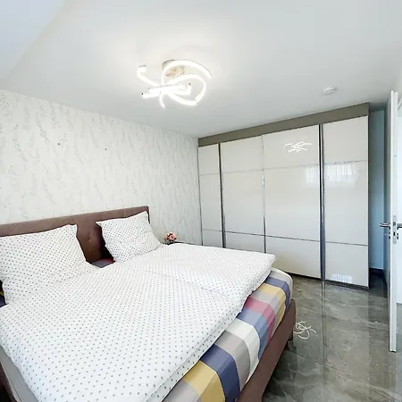 Luxury Mit Grossem Bett Und Schlafsofa Luxurioes Ausgestattet Mit Schoene Terrasse Und Garten! * Gießen