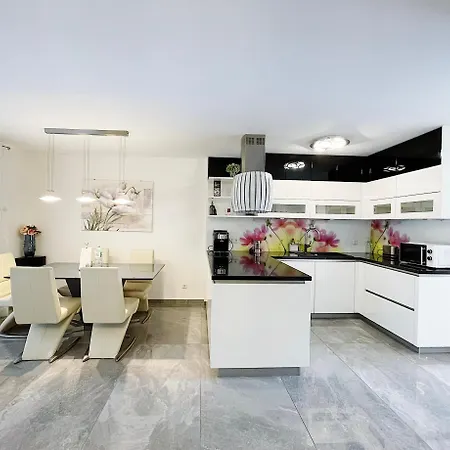 Luxury Mit Grossem Bett Und Schlafsofa Luxurioes Ausgestattet Mit Schoene Terrasse Und Garten! * Giessen