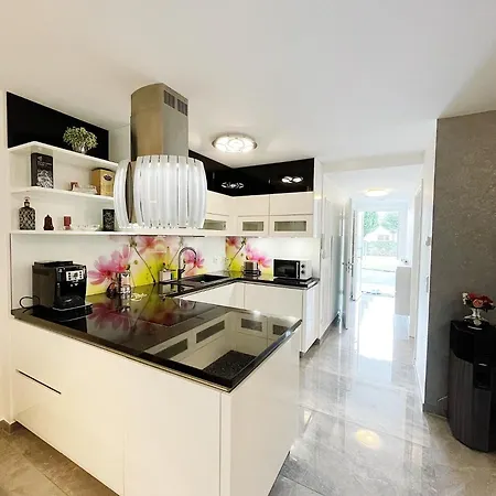 Moderne Mit Garten Und Terrasse