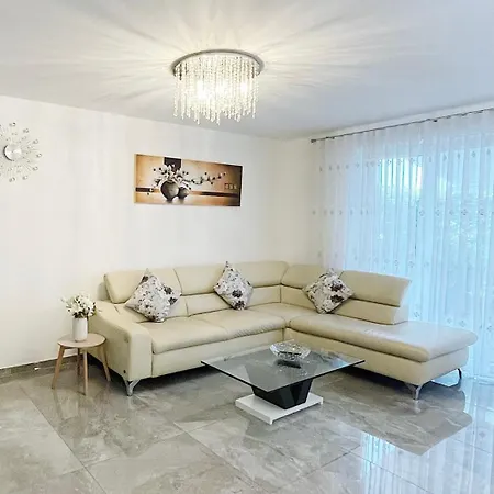 Apartment Luxury Mit Grossem Bett Und Schlafsofa Luxurioes Ausgestattet Mit Schoene Terrasse Und Garten! Giessen