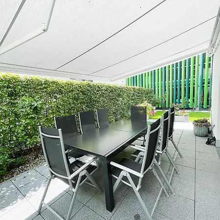 Luxury Mit Grossem Bett Und Schlafsofa Luxurioes Ausgestattet Mit Schoene Terrasse Und Garten! *