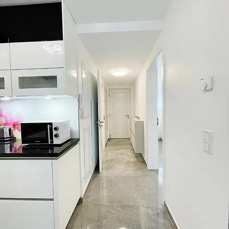 Luxury Mit Grossem Bett Und Schlafsofa Luxurioes Ausgestattet Mit Schoene Terrasse Und Garten! Giessen