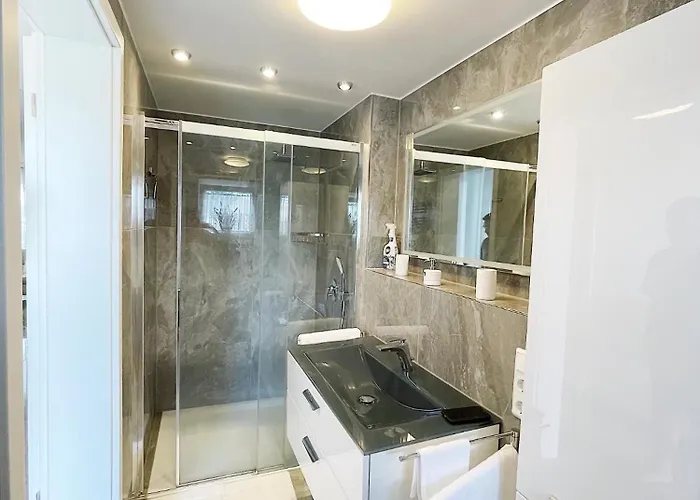 Apartman Luxury Mit Grossem Bett Und Schlafsofa Luxurioes Ausgestattet Mit Schoene Terrasse Und Garten!