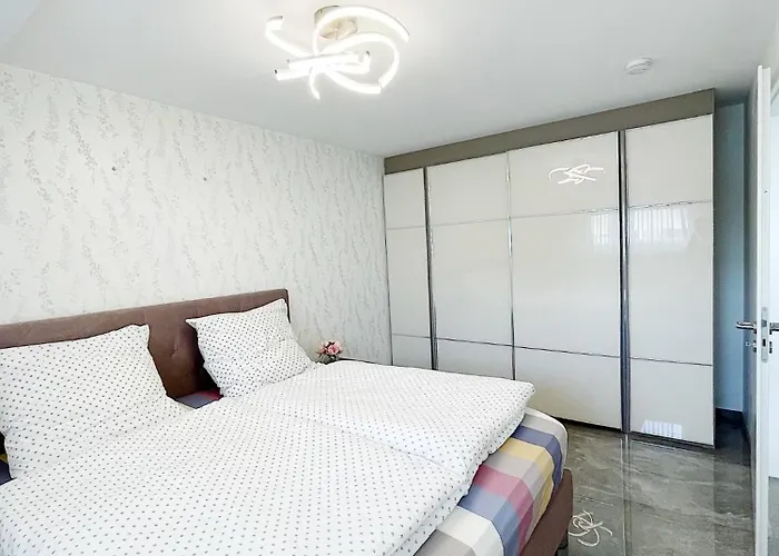 Luxury Mit Grossem Bett Und Schlafsofa Luxurioes Ausgestattet Mit Schoene Terrasse Und Garten! * Gießen