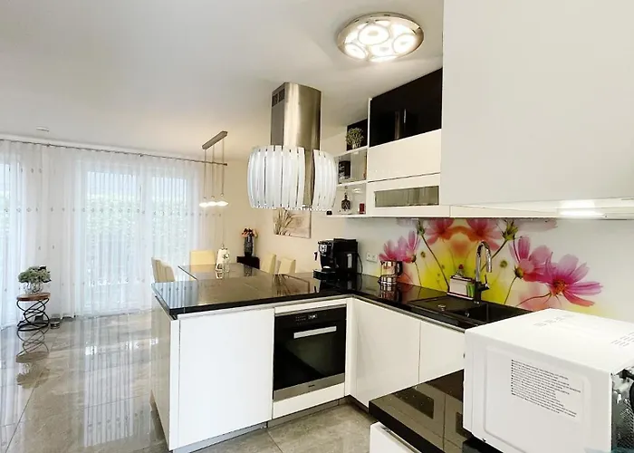 Apartman Luxury Mit Grossem Bett Und Schlafsofa Luxurioes Ausgestattet Mit Schoene Terrasse Und Garten!