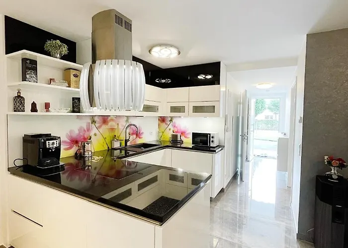 Luxury Mit Grossem Bett Und Schlafsofa Luxurioes Ausgestattet Mit Schoene Terrasse Und Garten!