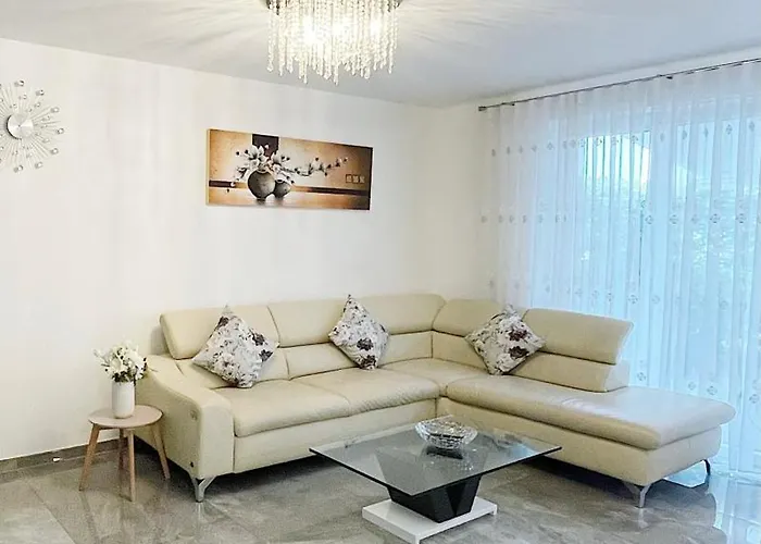 Apartman Luxury Mit Grossem Bett Und Schlafsofa Luxurioes Ausgestattet Mit Schoene Terrasse Und Garten! Gießen