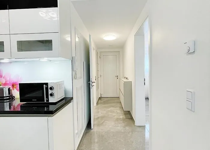 Luxury Mit Grossem Bett Und Schlafsofa Luxurioes Ausgestattet Mit Schoene Terrasse Und Garten! Gießen